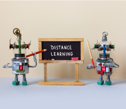 Dois Robôs em frente à uma lousa com isto escrito: Distance Learning